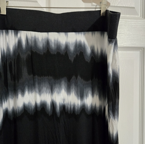 A.N.A. Maxi Skirt Size 1X Black White Flexible Flowy Boho Casual Striped - Picture 4 of 12